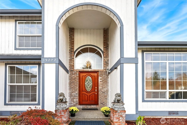 property entrance with crawl space