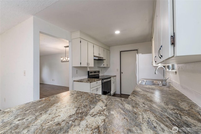 kitchen featuring electric stove, a notable chandelier, under cabinet range hood, white cabinetry, and a sink