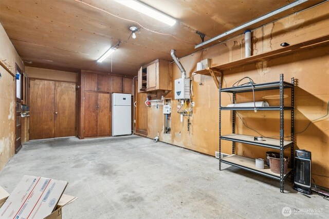 garage with freestanding refrigerator