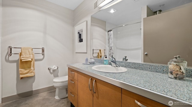 full bathroom featuring vanity, toilet, and a shower with curtain