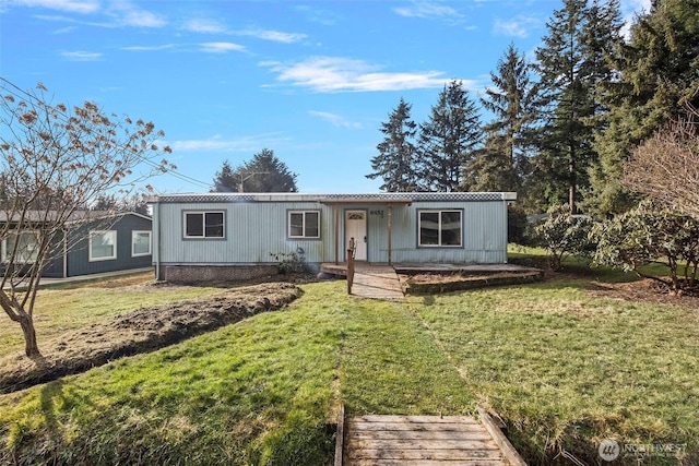 view of front of house featuring a front lawn