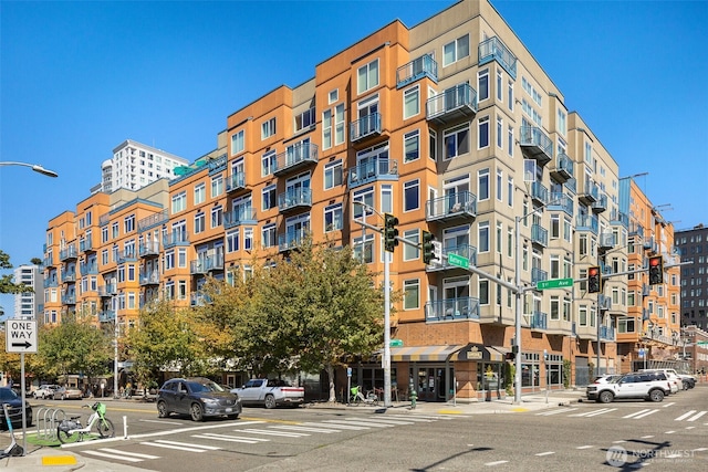 Listing photo 2 for 2414 1st Ave Unit 512, Seattle WA 98121