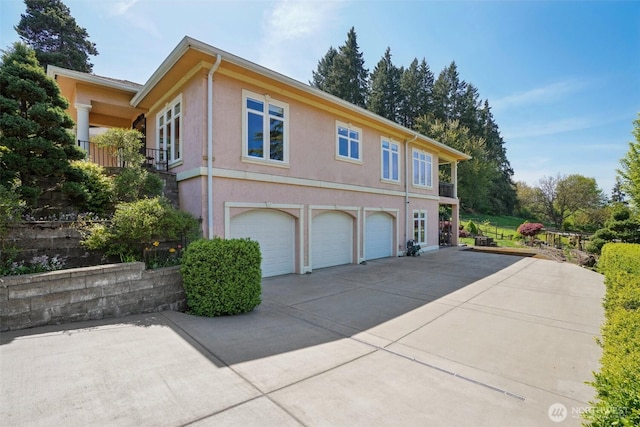 113 Northridge Dr, Ridgefield, WA 98642 - view of side of home with concrete driveway, an attached garage, and stucco siding