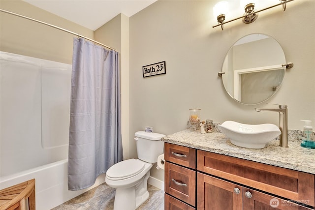 full bath featuring toilet, baseboards, shower / bath combo with shower curtain, and vanity