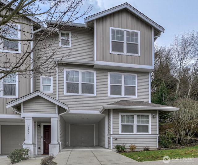 view of front facade featuring driveway and an attached garage