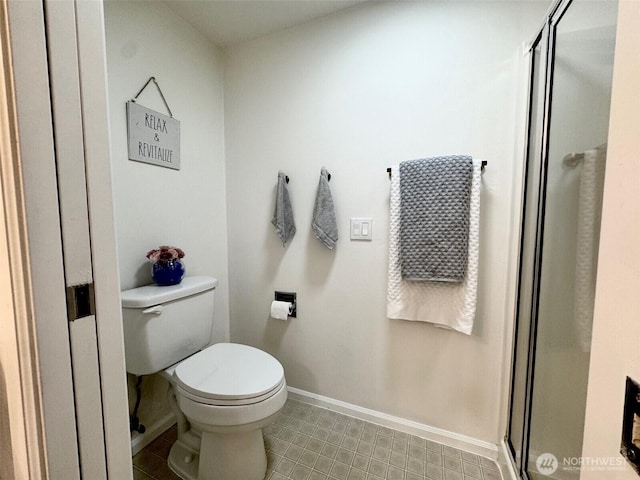 full bathroom featuring baseboards and toilet