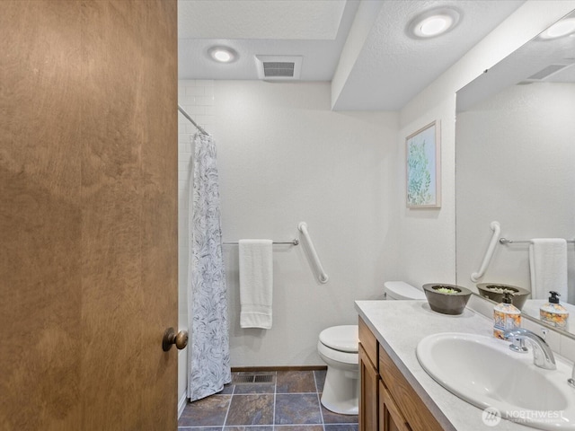 full bathroom featuring baseboards, visible vents, toilet, curtained shower, and vanity