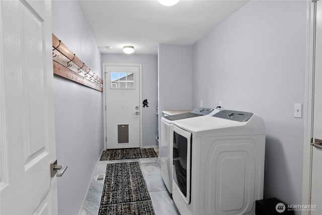 laundry room with laundry area, visible vents, independent washer and dryer, and baseboards