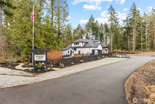 view of front of property featuring a fenced front yard