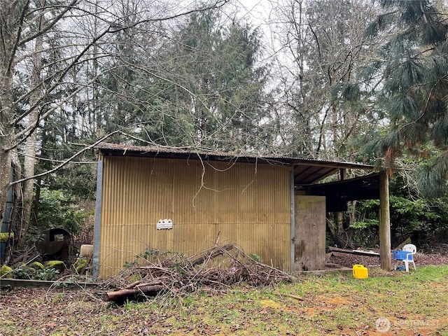 view of outdoor structure featuring an outbuilding