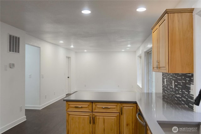 kitchen featuring dark wood finished floors, recessed lighting, visible vents, a peninsula, and baseboards