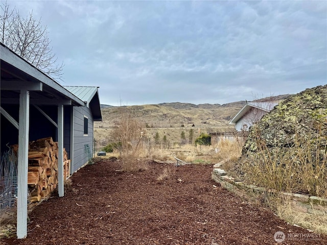 view of yard featuring a mountain view