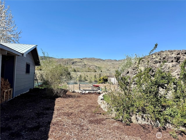 view of yard with a mountain view