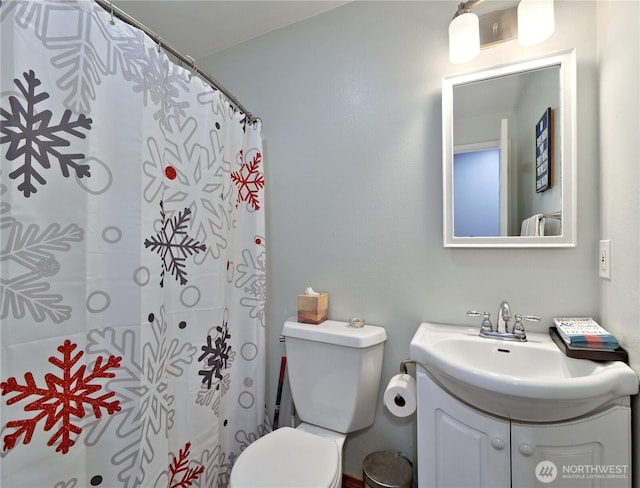 bathroom with a shower with shower curtain, vanity, and toilet