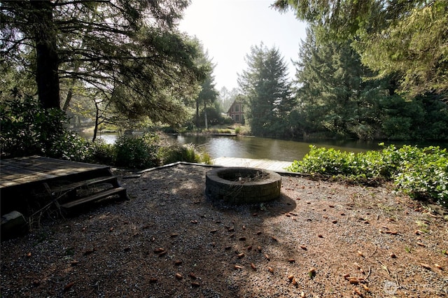 view of yard featuring a water view