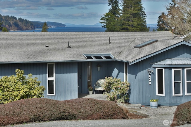 view of front facade featuring a mountain view