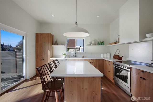 kitchen featuring open shelves, stainless steel electric stove, modern cabinets, and light countertops