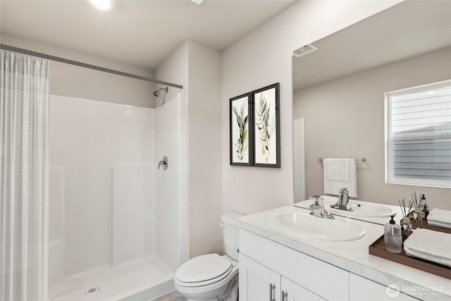 full bath featuring toilet, vanity, visible vents, and a shower with shower curtain