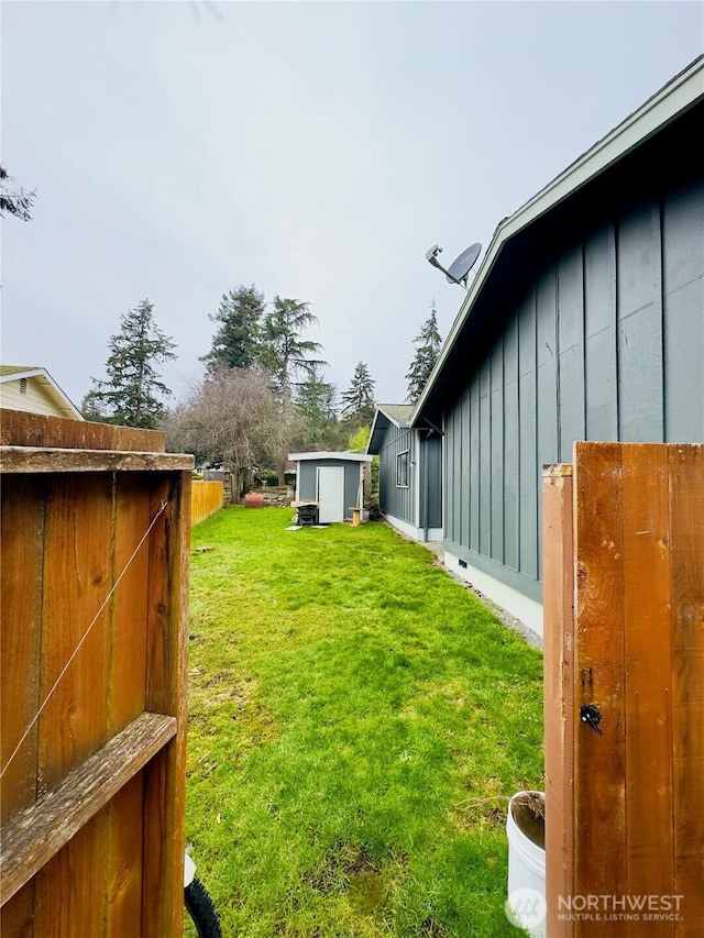 view of yard with an outbuilding and a storage unit