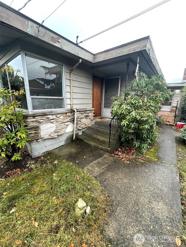 11057 Greenwood Ave N, Seattle, WA 98133 - entrance to property with stone siding