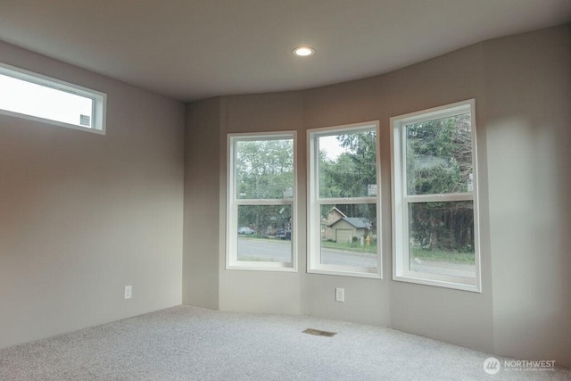 carpeted spare room with visible vents and recessed lighting