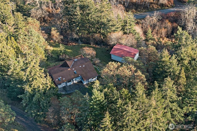 bird's eye view featuring a wooded view