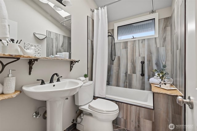 bathroom with toilet and shower / tub combo