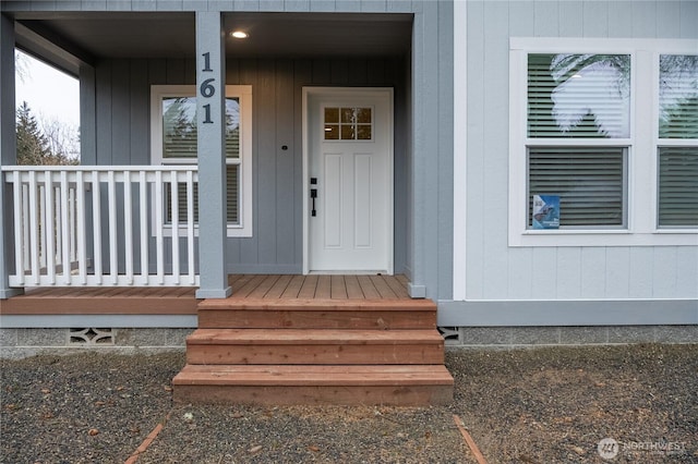 entrance to property featuring a porch