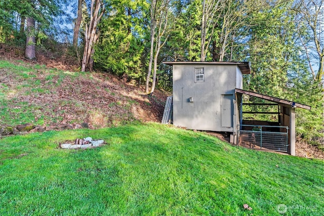 view of yard with an outdoor structure