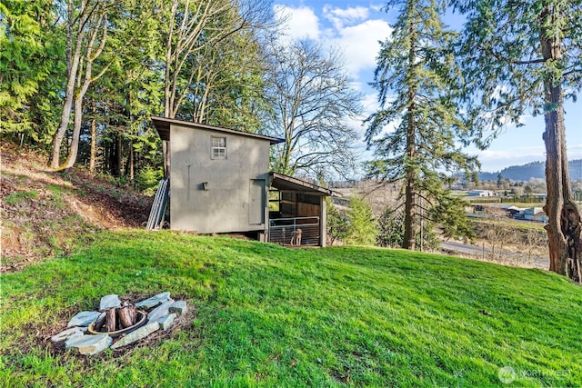 view of yard featuring an outdoor structure and a mountain view