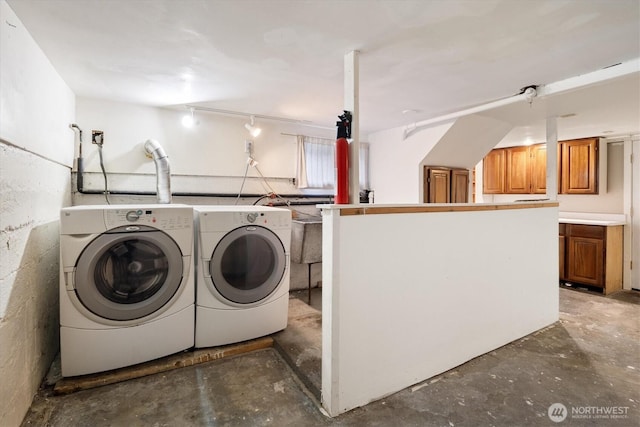 laundry room with laundry area and washing machine and clothes dryer