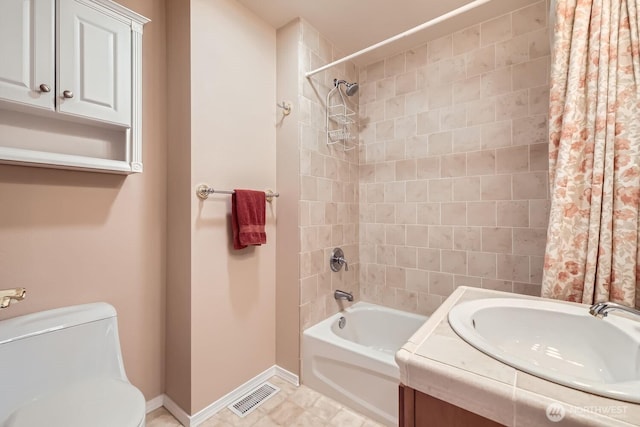 full bathroom with toilet, a sink, visible vents, baseboards, and shower / tub combo with curtain