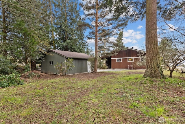 view of yard with an outbuilding