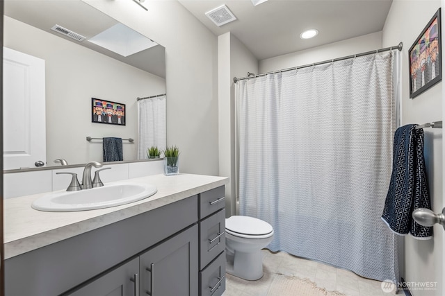 bathroom featuring a shower with curtain, visible vents, vanity, and toilet