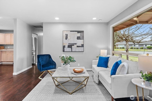 living room featuring visible vents, recessed lighting, dark wood-style floors, and baseboards