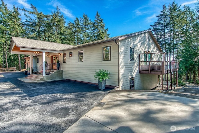 view of front of property with driveway