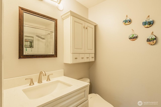 full bath featuring a shower, vanity, and toilet