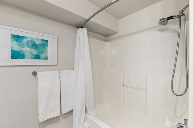 bathroom featuring shower / tub combo with curtain