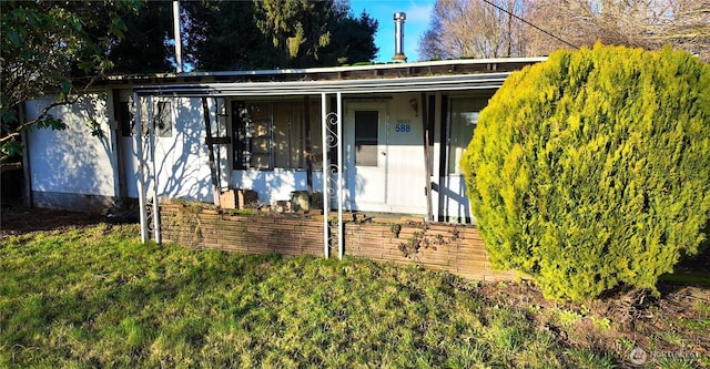 view of front of house featuring a front yard