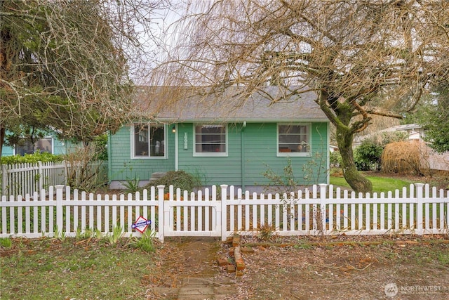 view of front of home with a fenced front yard