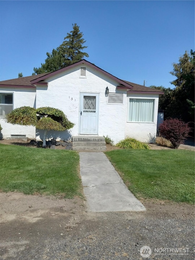 view of front of home with a front lawn