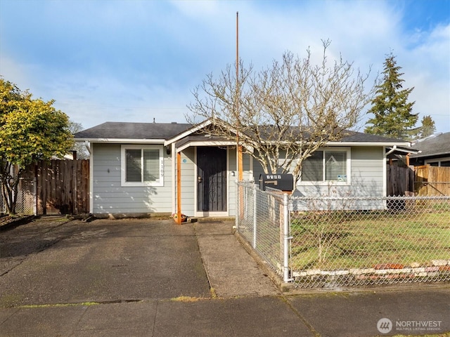 view of front of home featuring fence private yard and a front lawn