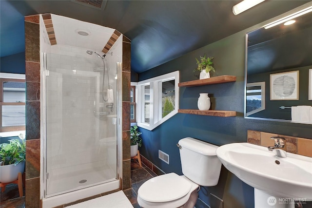 full bath featuring a sink, visible vents, a shower stall, and toilet