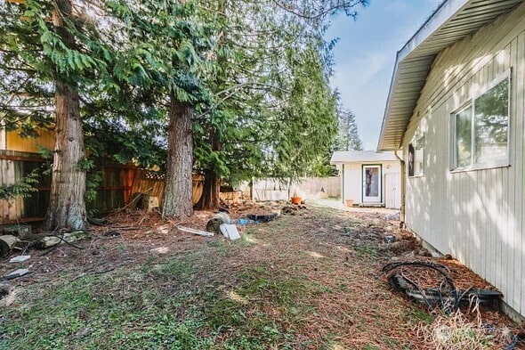 view of yard featuring fence