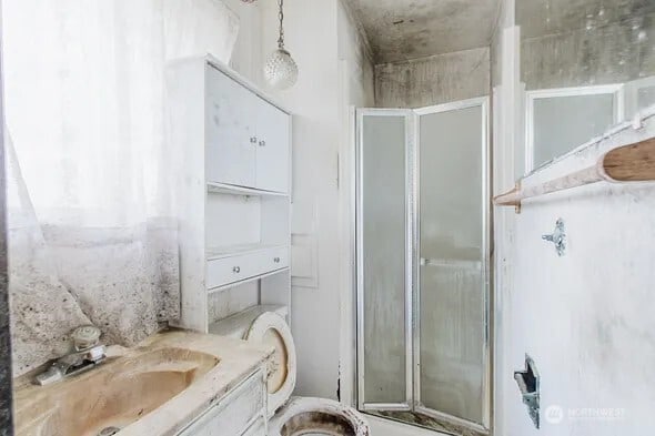 bathroom featuring a sink and toilet