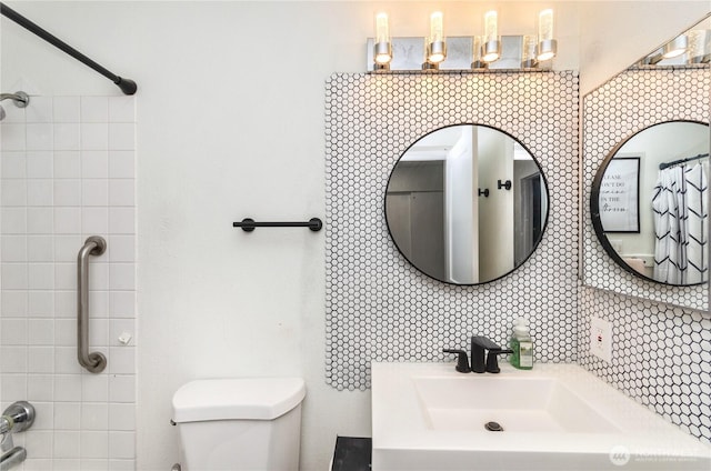 full bath featuring curtained shower, a sink, and toilet