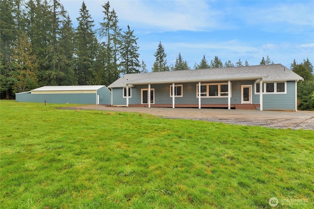 view of front of property featuring a front yard and an outdoor structure