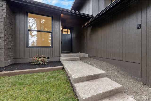 property entrance featuring crawl space