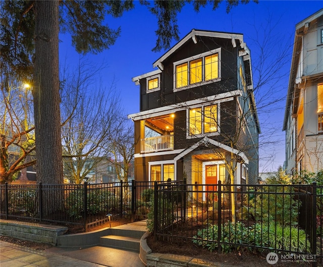 view of front facade with a fenced front yard and a balcony