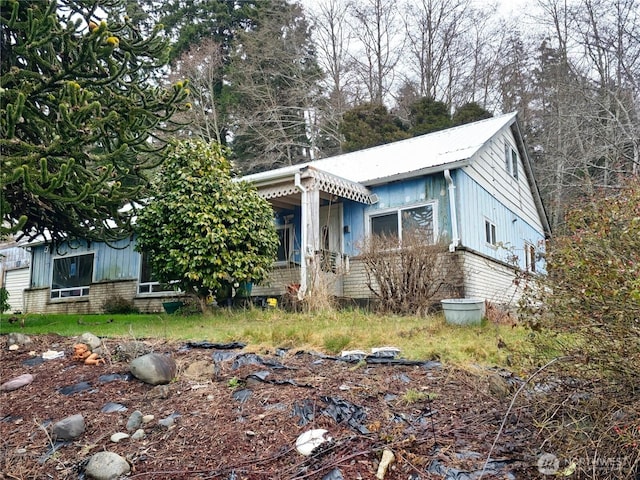 view of front of property with metal roof